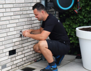 Loodgieter in Doetinchem met leidingwerk - een buitenkraan bezig