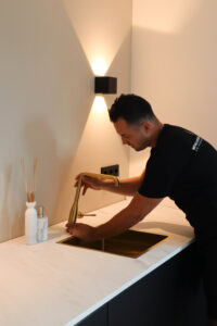 Loodgieter in Doetinchem met leidingwerk bezig